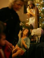 Католики стоять біля різдвяного вертепу