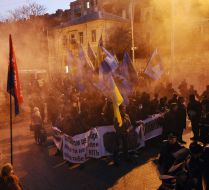 Активисты пророссийских организаций зажигают дымовую шашку