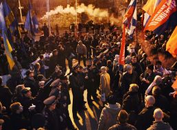 Активисты пророссийских организаций зажигают дымовую шашку