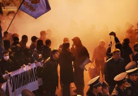 Активисты пророссийских организаций зажигают дымовую шашку