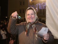 Elderly woman demonstrates the keys from an apartment
