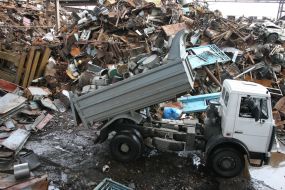 Unloading of hootch still