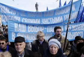 Участники марша против фашизма