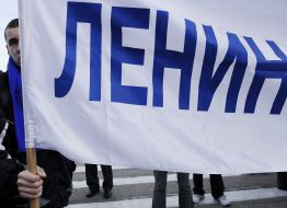 Транспарант с надписью ”Ленин”