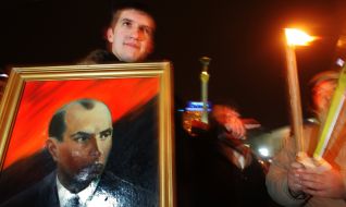 Учасник акції тримає портрет Степана Бандери