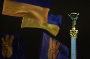 Прапори біля монумента Незалежності (Берегині)