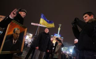 Перехожий фотографує учасника акції