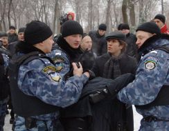 The employees of militia detain the violator