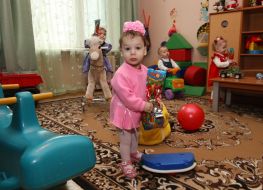 Девочка с новогодним подарком