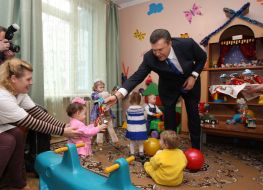 Viktor Yanukovich give gifts to children
