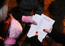 Девушка рассматривает ”бюллютень”