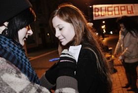 Девушка заполняет ”бюллютень”