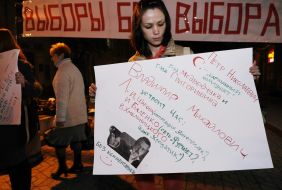 Девушка держит плакат