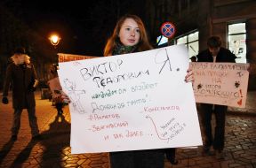 Девушка держит плакат