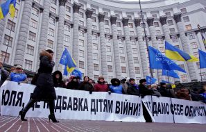 Picketing of building of Cabinet