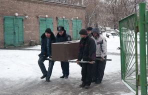 The employees of militia carres the unsealed safe