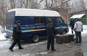 The employees of militia examine the unsealed safe