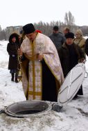 Священнослужитель освящает резервуары городского водоканала