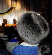 Девушка в меховой шапке