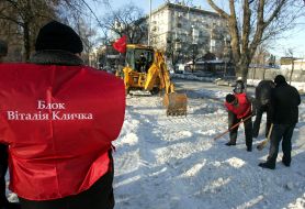 Activists of ”Block Klichko” clear snow
