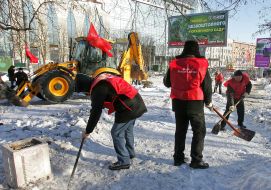 Activists of ”Block Klichko” clear snow