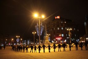 Учасники акції ”Акт Злуки - тримаймося за руки”