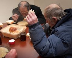 Жебраки їдять в Благодійній їдальні