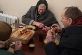 Жебраки їдять в Благодійній їдальні