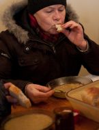 Жебрачка обідає в Благодійній їдальні