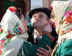 Учасниця фестивалю цілує чоловіка