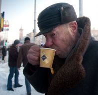 Мужчина пьет чай