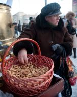 Женщина берет бублик