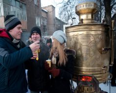 Молодые люди пьют чай