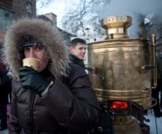 Молодой человек пьет чай