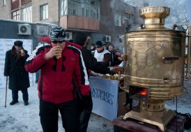 Молодой человек пьет чай