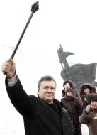 Виктор Янукович с булавой