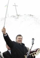 Виктор Янукович с саблей