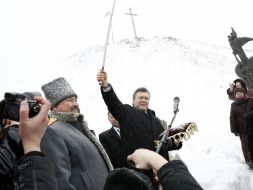 Виктор Янукович с саблей