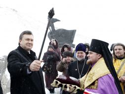 Виктор Янукович с булавой