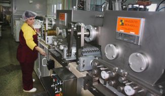 Співробітниця львівської кондитерської фабрики ”Світоч”