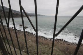 Ограждение возле берега