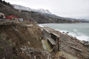 Железобетонные блоки на берегу моря