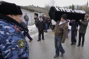 Участники акции несут символический гроб