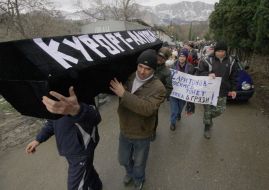 Участники акции несут символический гроб