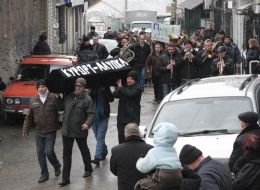 Участники акции несут символический гроб