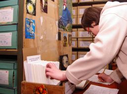 Співробітниця Державного архіву Одеської області