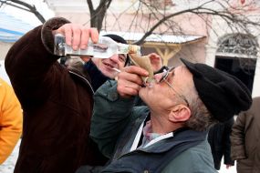 Мужчина пьет сливовицу