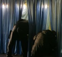 Охранники Тимошенко проверяют кабинку