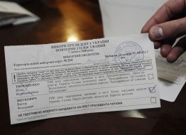 Election committee’s member demonstrates an invalid ballot paper