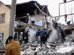 Emergencies Ministry officers dismantled rubble at the blast site